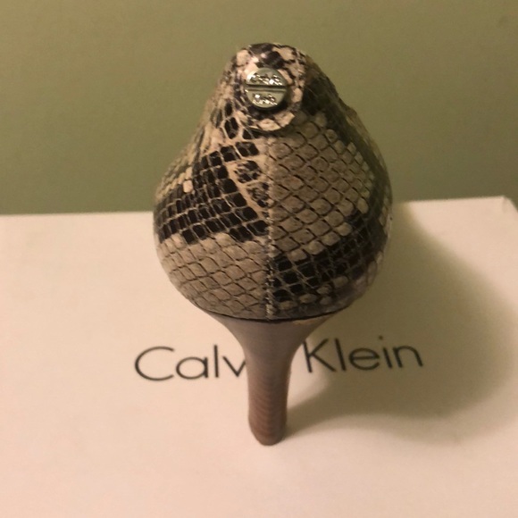 Size 8 Calvin Klein Python Print Open Toe Pumps - Picture 4 of 5